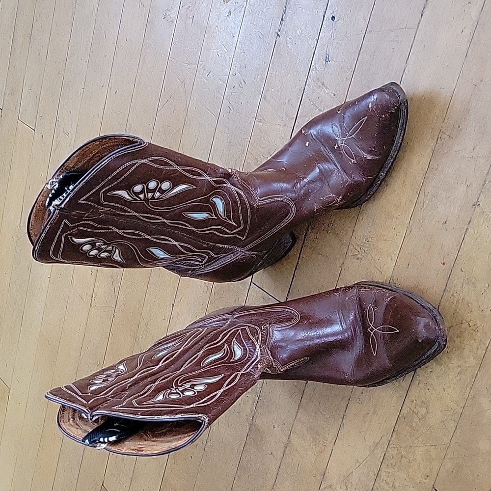 Vintage Acme Women's Cowboy boots, sz 9.5, Brown with cream & light blue details